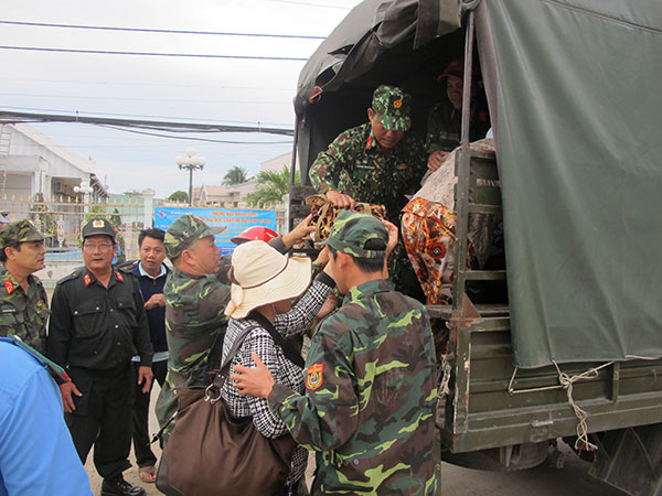 Các địa phương và lực lượng vũ trang khẩn trương di dân tránh bão số 16