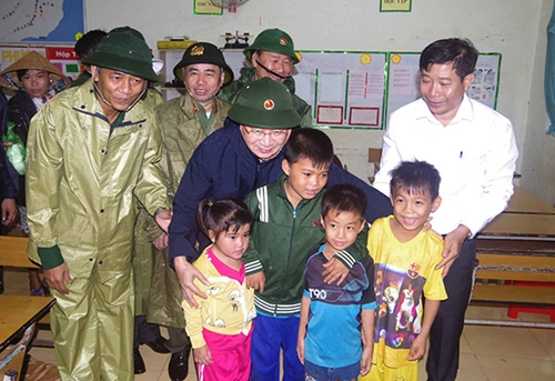 Phó thủ tướng Trịnh Đình Dũng kiểm tra công tác phòng, chống bão số 16 tại tỉnh Sóc Trăng