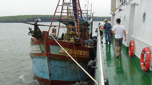 Lữ đoàn 125, Vùng 2 Hải quân cấp cứu 2 ngư dân gặp nạn trong cơn bão số 16