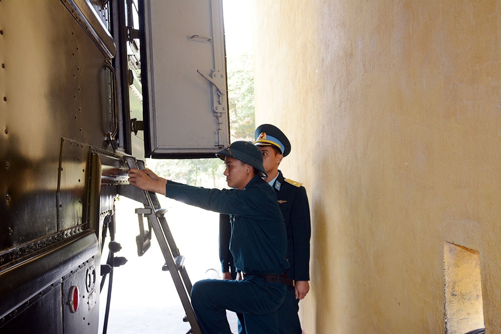 Cán bộ, chiến sĩ Tiểu đoàn 72 vào vị trí tập luyện SSCĐ.