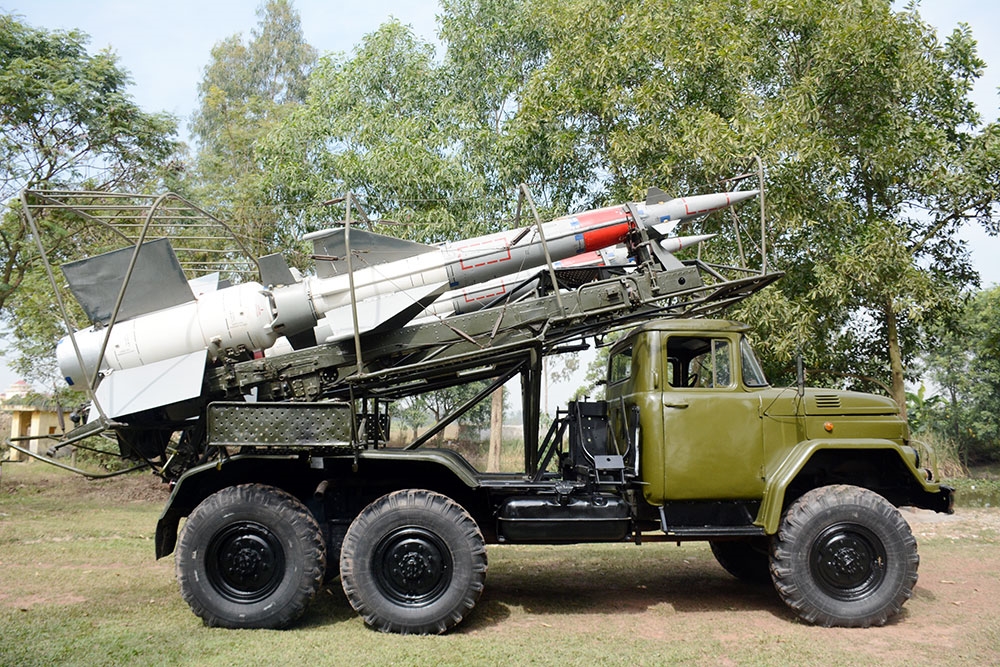 Tên lửa Pechora chuẩn bị được đưa ra vị trí triển khai.