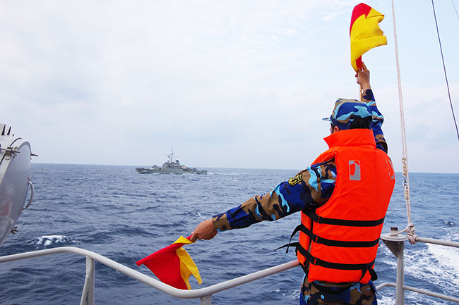 Chuyến tuần tra chung qua hai cơn bão