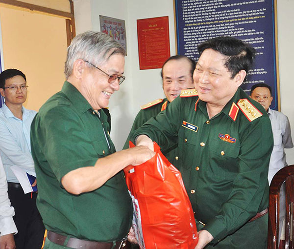 Đại tướng Ngô Xuân Lịch thăm, tặng quà gia đình chính sách và làm việc tại Đồng Nai

