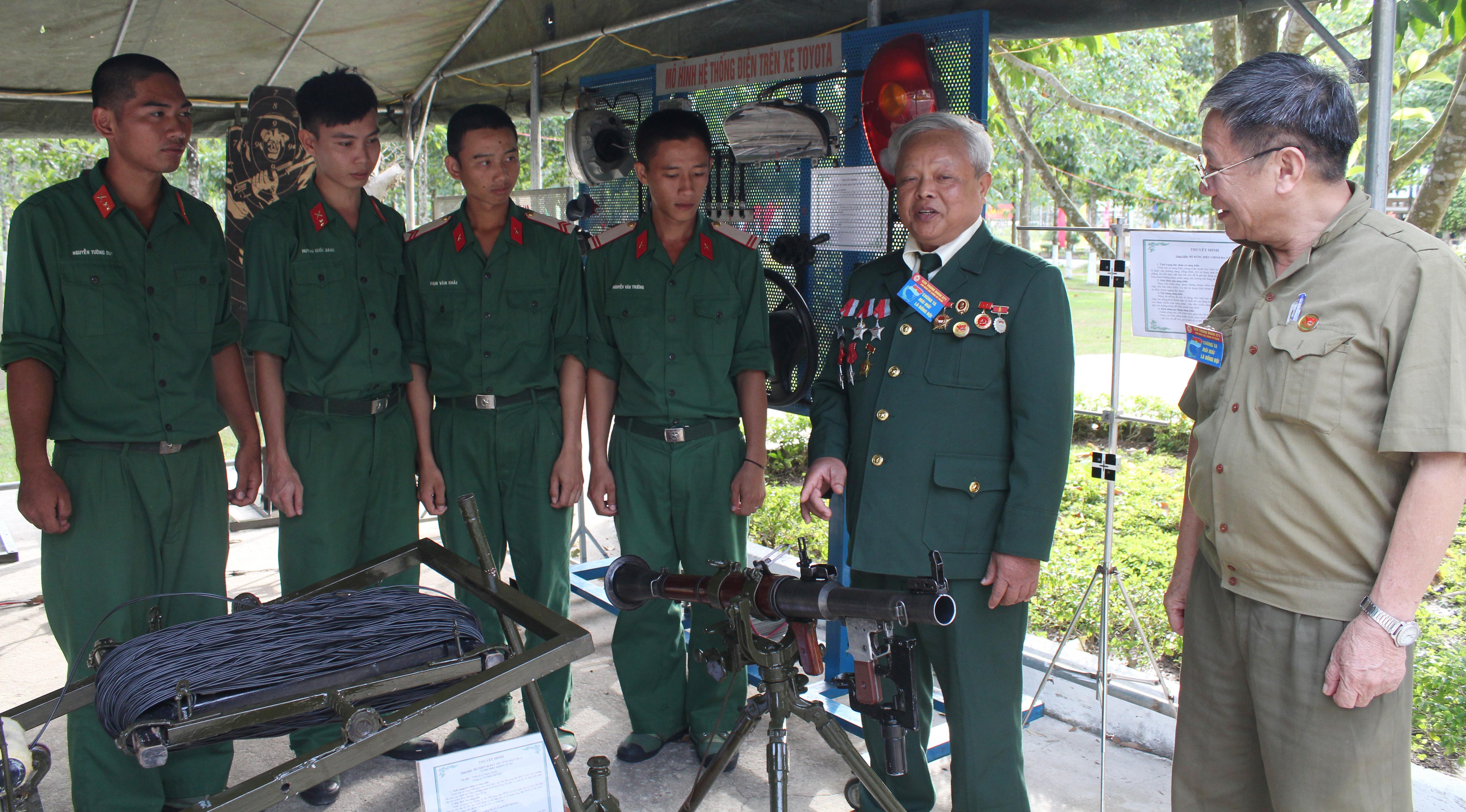 Dùng súng B41 diệt nhiều tàu địch
