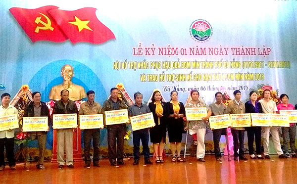 Đà Nẵng hỗ trợ sinh kế cho nạn nhân bom mìn với số tiền 990 triệu đồng