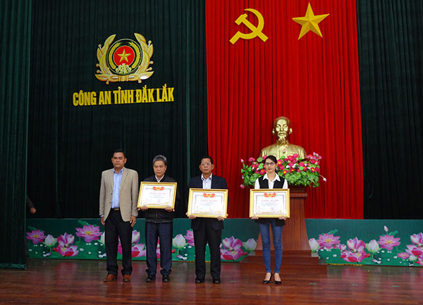 Trao Bằng Tổ quốc ghi công cho 3 liệt sĩ hi sinh trong vụ nổ tại trụ sở Công an Đắk Lắk

