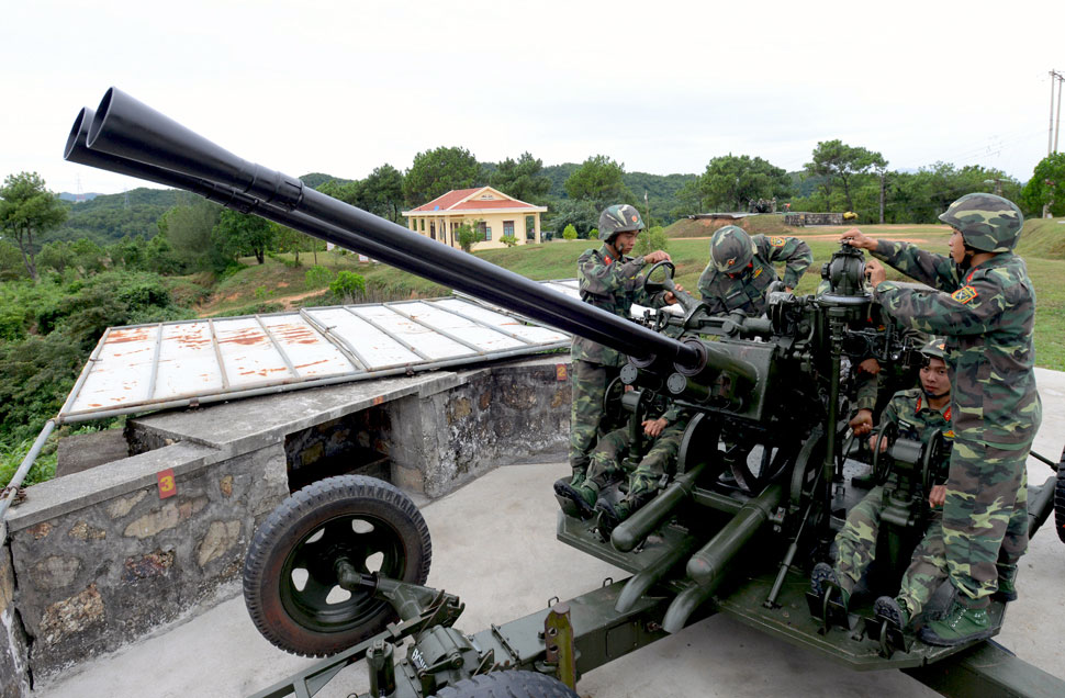 Các khẩu đội về vị trí sẵn sàng bám mục tiêu.