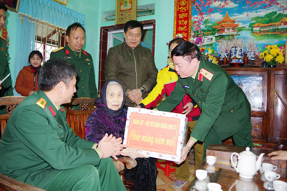 Quân khu 2 tặng quà đối tượng chính sách trên địa bàn tỉnh Điện Biên