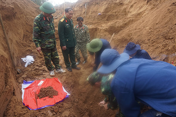 Tổ chức cất bốc 6 hài cốt liệt sĩ tại thị xã Quảng Trị

