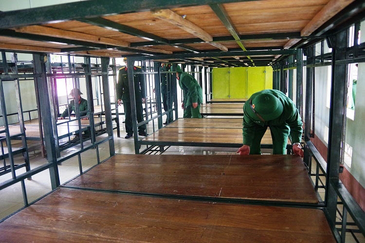 Cán bộ, chiến sĩ Tiểu đoàn 4, Trung đoàn 19 chuẩn bị nơi ở cho chiến sĩ mới