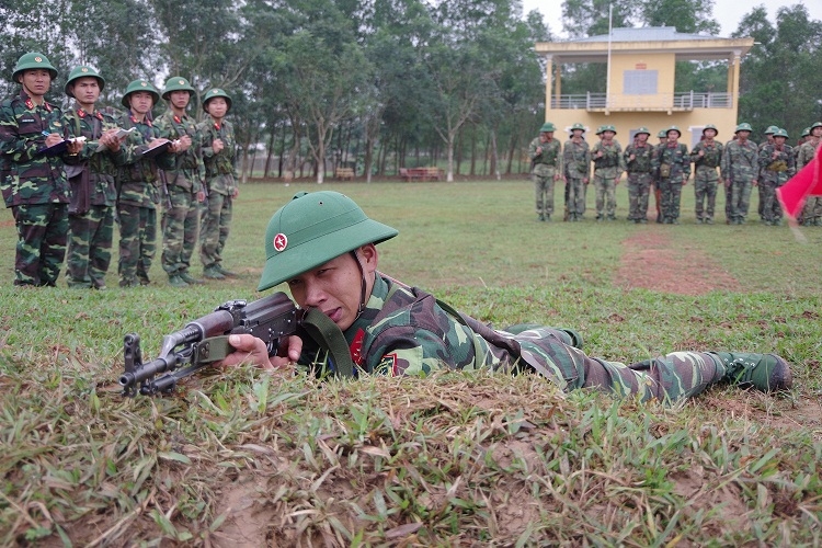 Thông qua giáo án huấn luyện kỹ thuật bắn súng Tiểu liên AK bài 1