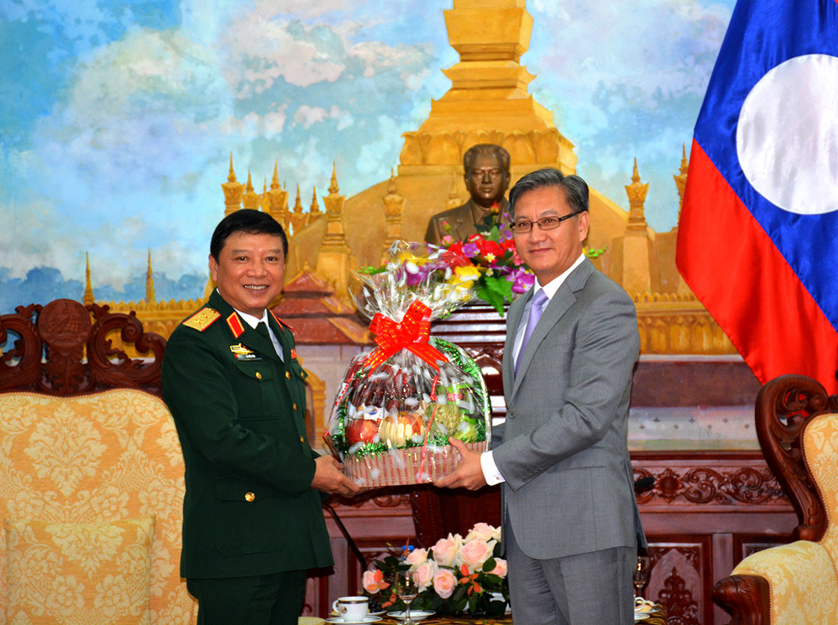Trung tướng Lê Hiền Vân chúc mừng ngày thành lập Quân đội nhân dân Lào