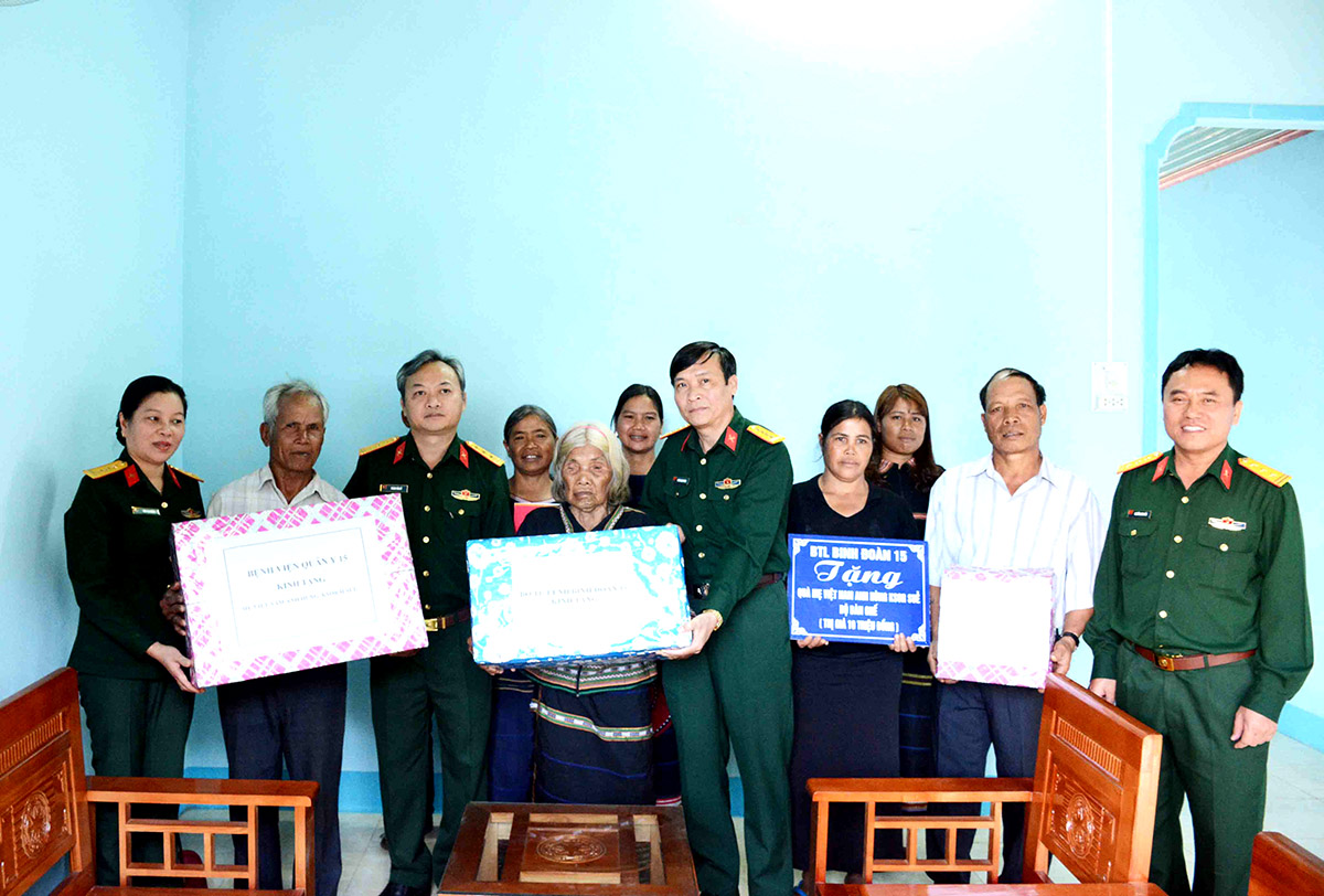 Trao nhà tình nghĩa cho Mẹ Việt Nam anh hùng