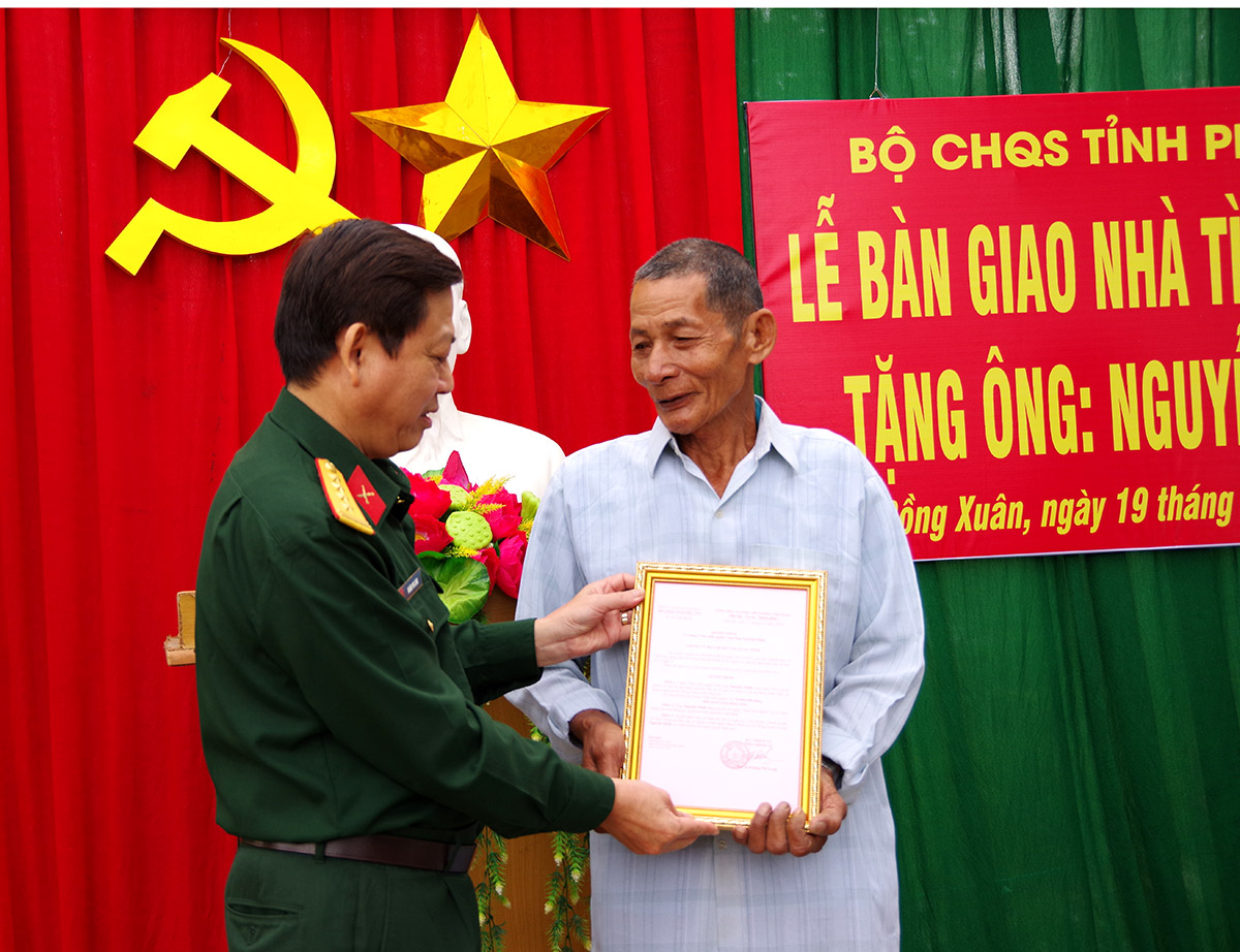 Bộ CHQS tỉnh Phú Yên trao tặng nhà tình nghĩa