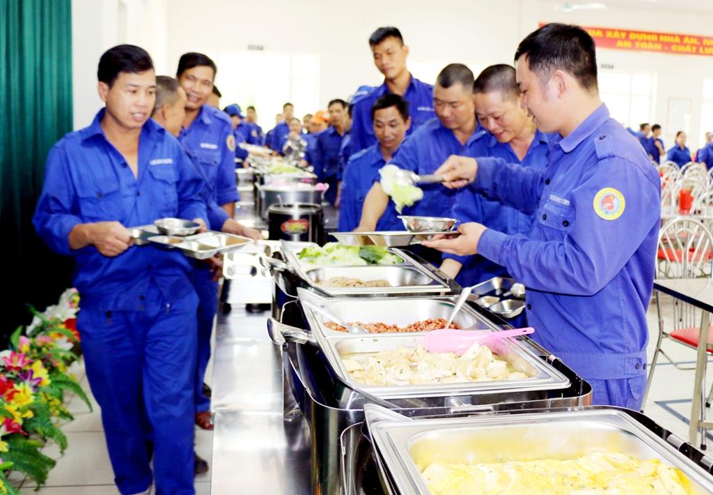 Mô hình bếp ăn ca tự chọn ở Nhà máy Z129