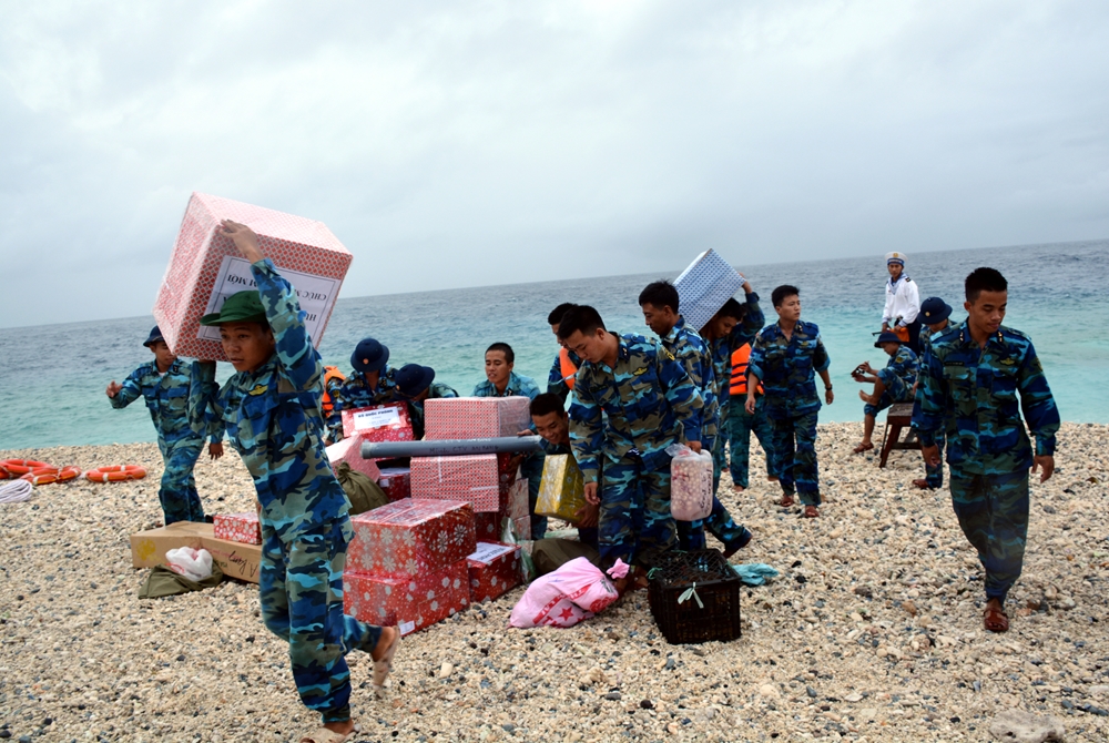 Chuyển hàng, quà Tết lên đảo An Bang.