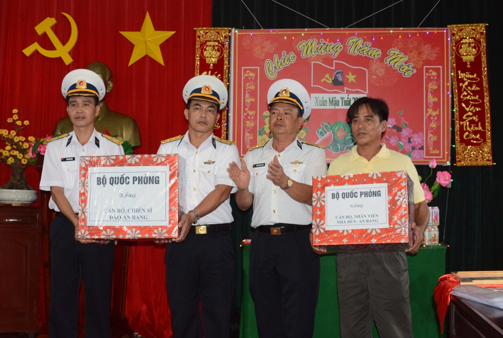 Tặng quà cán bộ, chiến sĩ đảo An Bang và cán bộ, nhân viên Nhà đèn An Bang.