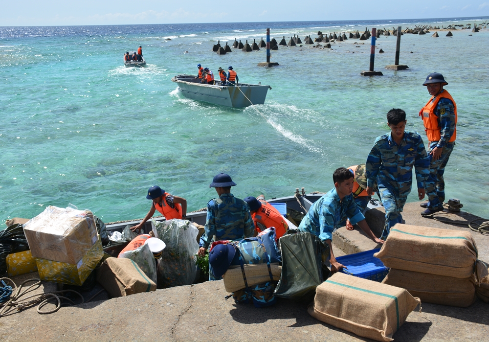 Chuyển hàng, quà Tết lên đảo Phan Vinh.
