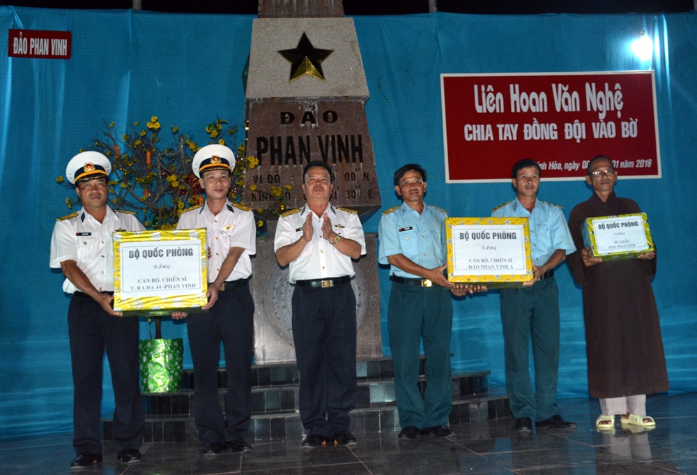 Trưởng đoàn công tác Tàu quân y 561 thừa ủy quyền của Bộ Quốc phòng tặng quà cán bộ, chiến sĩ và đại diện Chùa Vinh Phúc trên đảo Phan Vinh.