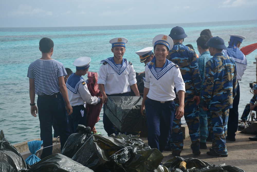 Chuyển hàng, quà Tết lên đảo Núi Le
