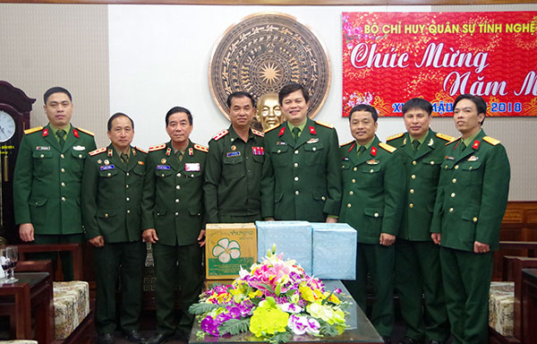 Bộ CHQS tỉnh Hủa Phăn nước bạn Lào chúc Tết Bộ CHQS tỉnh Nghệ An

