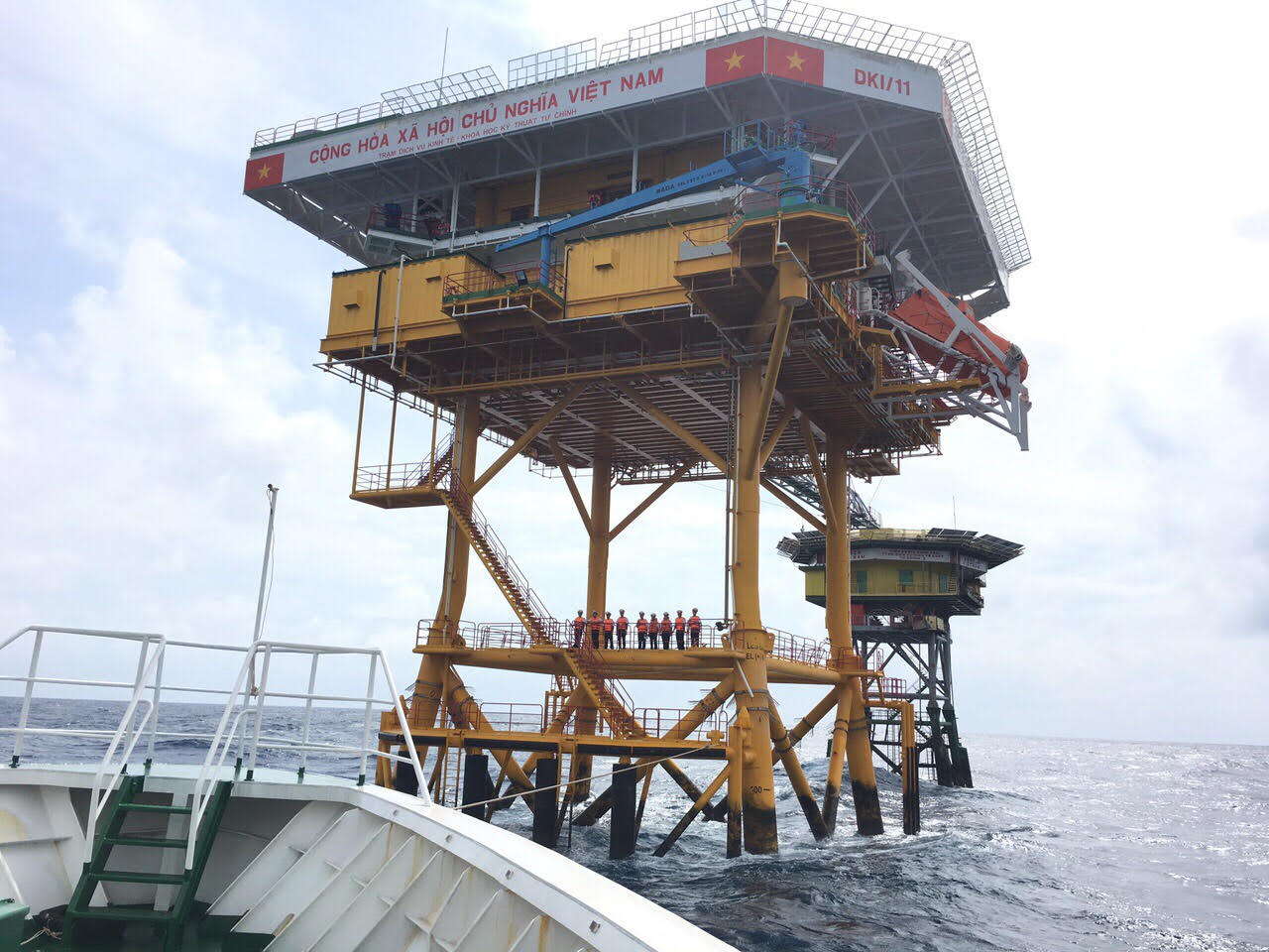 Bộ tư lệnh Vùng 2 Hải quân chúc Tết cán bộ, chiến sĩ làm nhiệm vụ tại nhà giàn DK