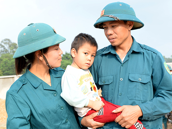 Bên sông Cầu gặp vợ chồng dân quân bắn giỏi

