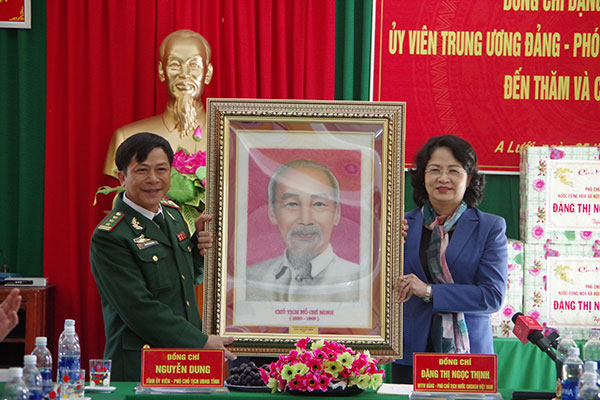 Phó chủ tịch nước Đặng Thị Ngọc Thịnh chúc Tết Đồn Biên phòng cửa khẩu A Đớt