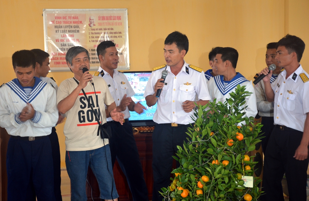 Giao lưu văn nghệ trên các đảo Phan Vinh, Tốc Tan, Núi Le.