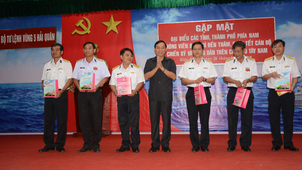 Thăm chúc Tết cán bộ, chiến sĩ và nhân dân vùng biển, đảo Tây Nam