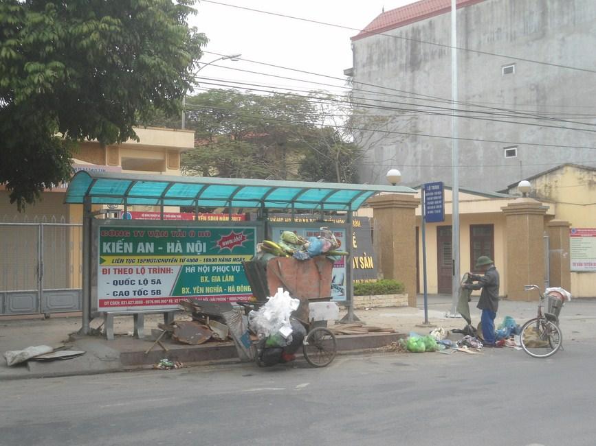 Nhà chờ xe buýt thành... nơi để xe rác