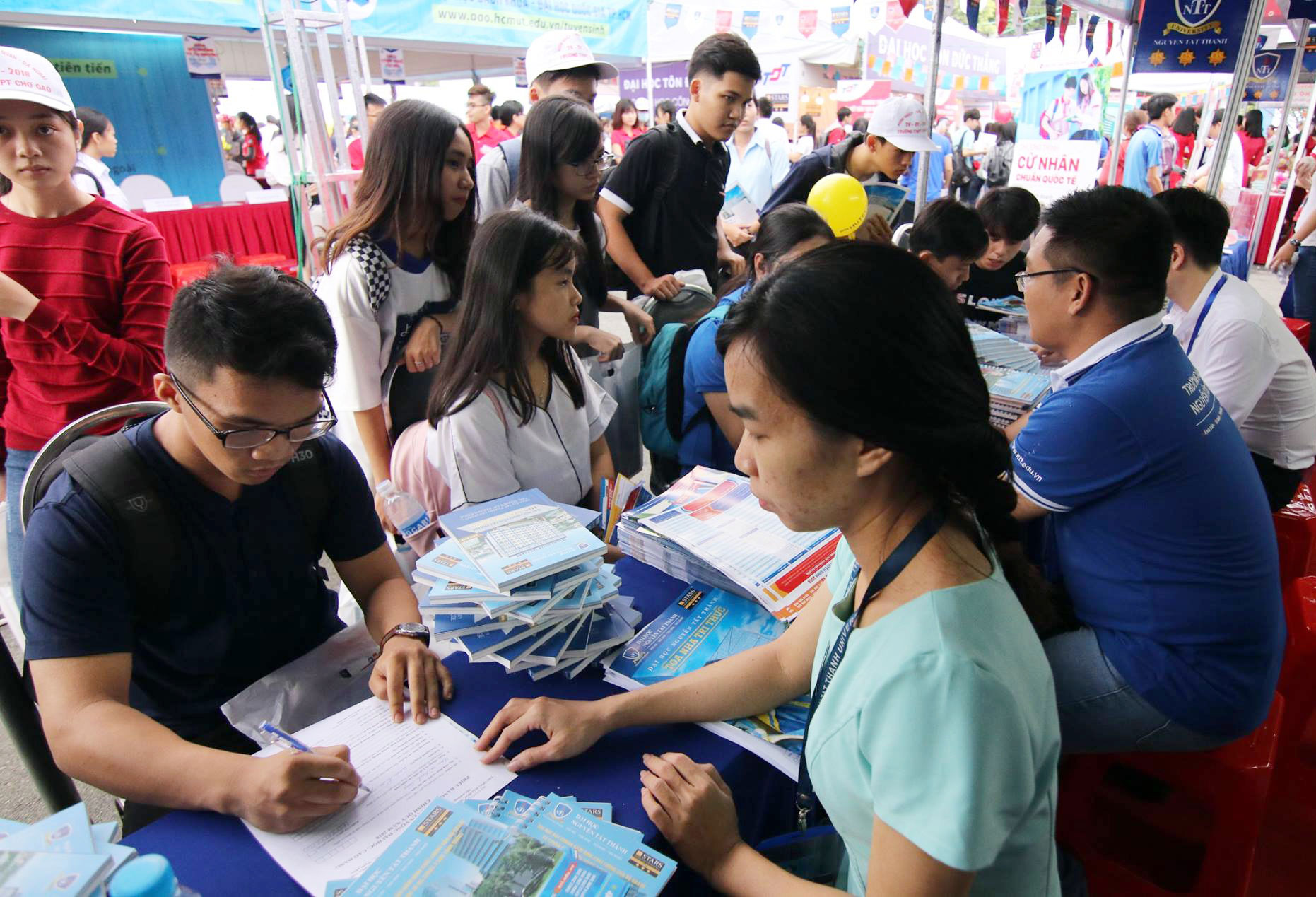 Sôi nổi Ngày hội tư vấn tuyển sinh - hướng nghiệp năm 2018

