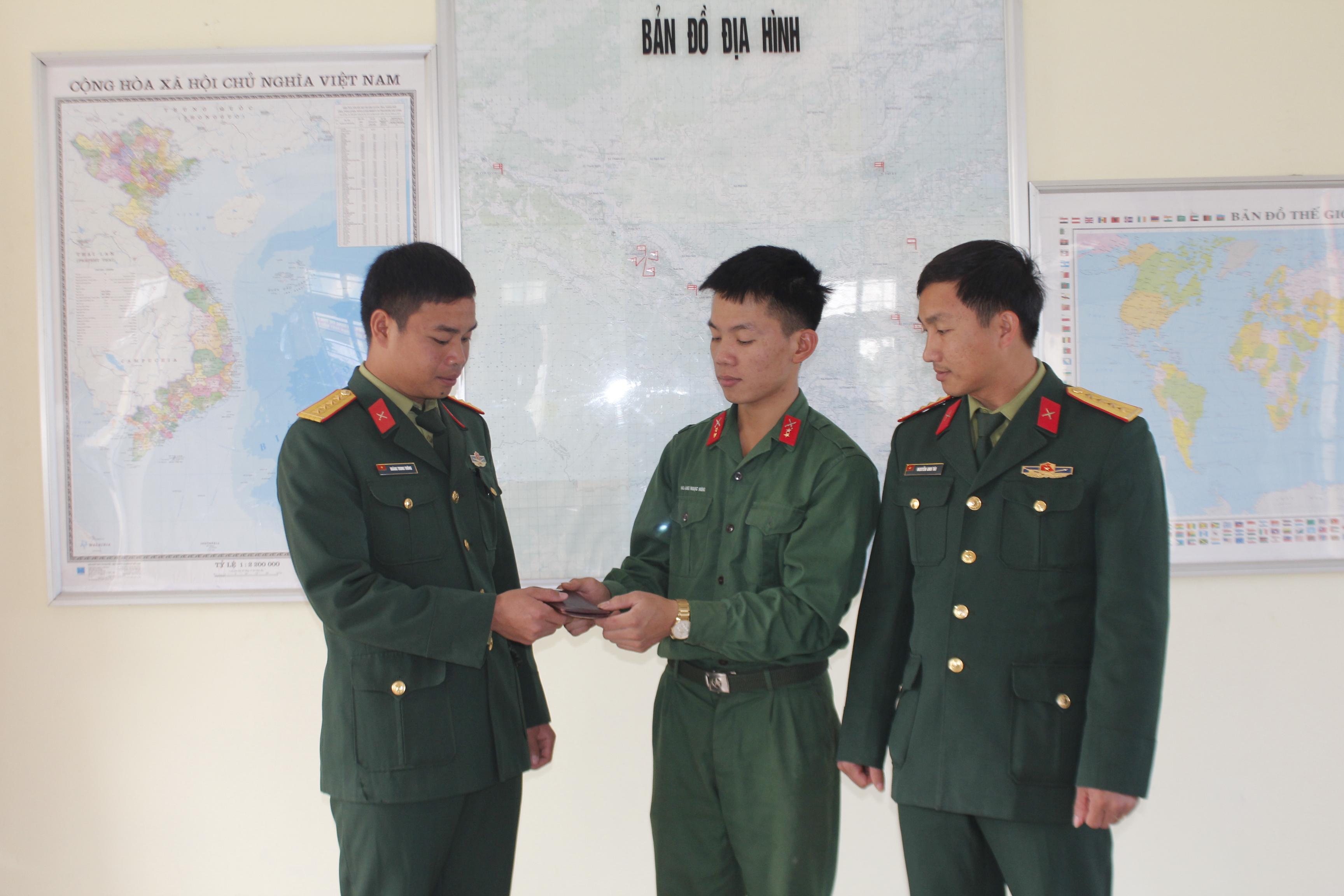 Binh nhất Hoàng Ngọc Hùng và chiếc ví nhặt được