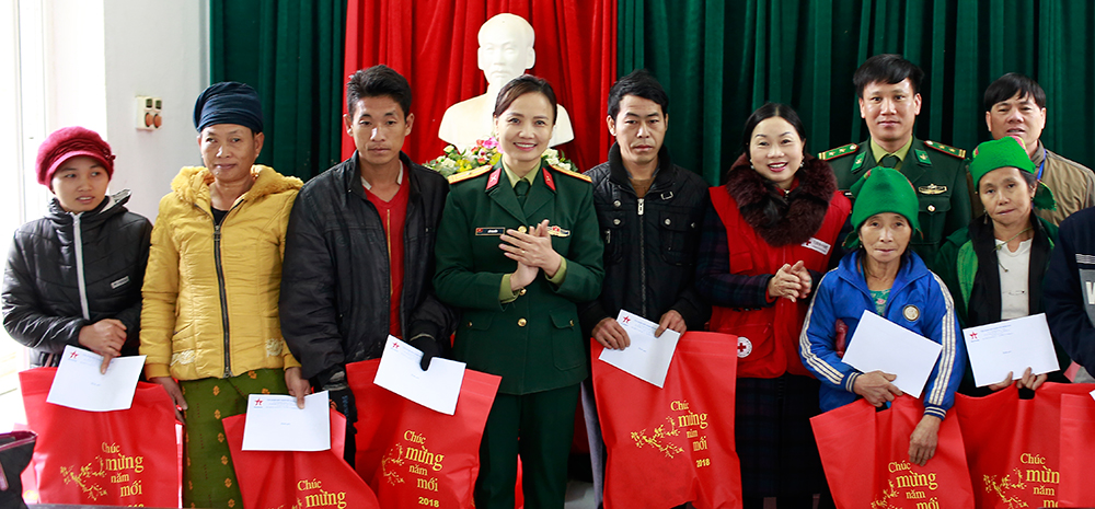 Trao tặng quà Tết cho người nghèo, đối tượng chính sách ở Thanh Hóa