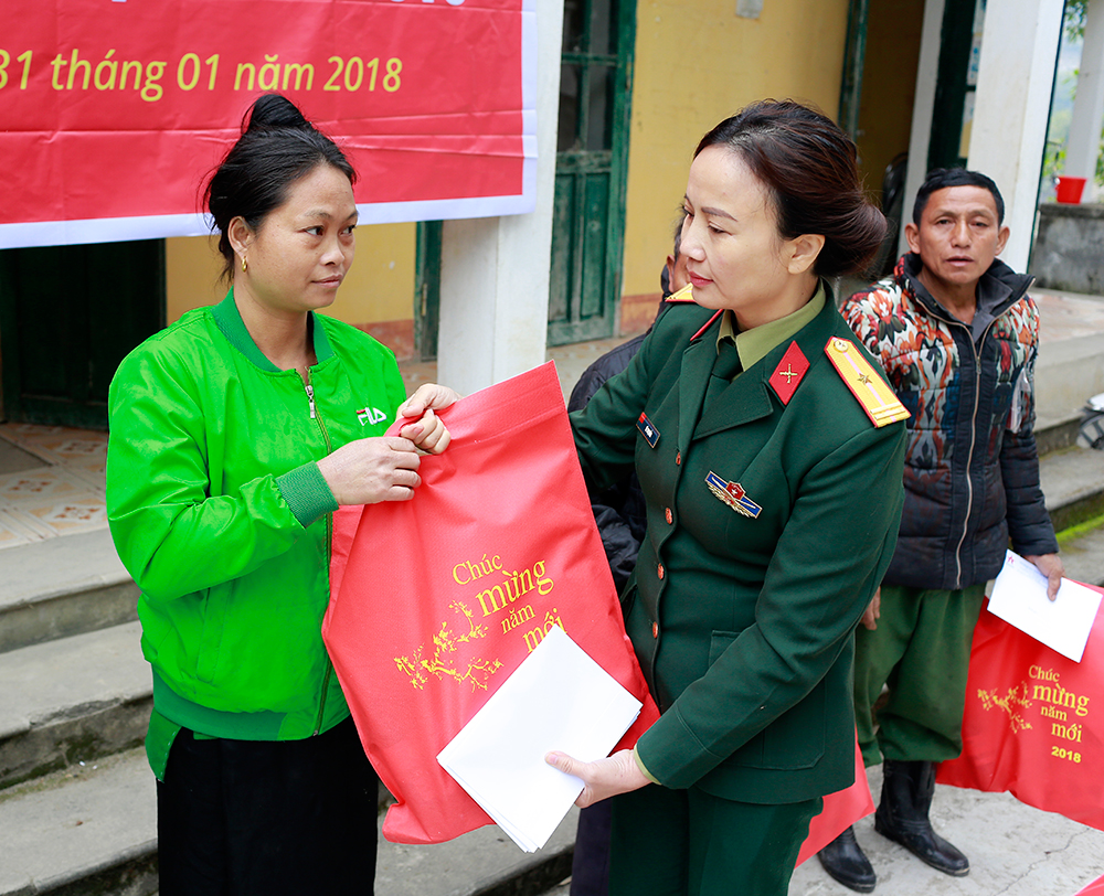 Trao 500 suất quà cho người nghèo và đối tượng chính sách tại Mường Lát, Thanh Hóa