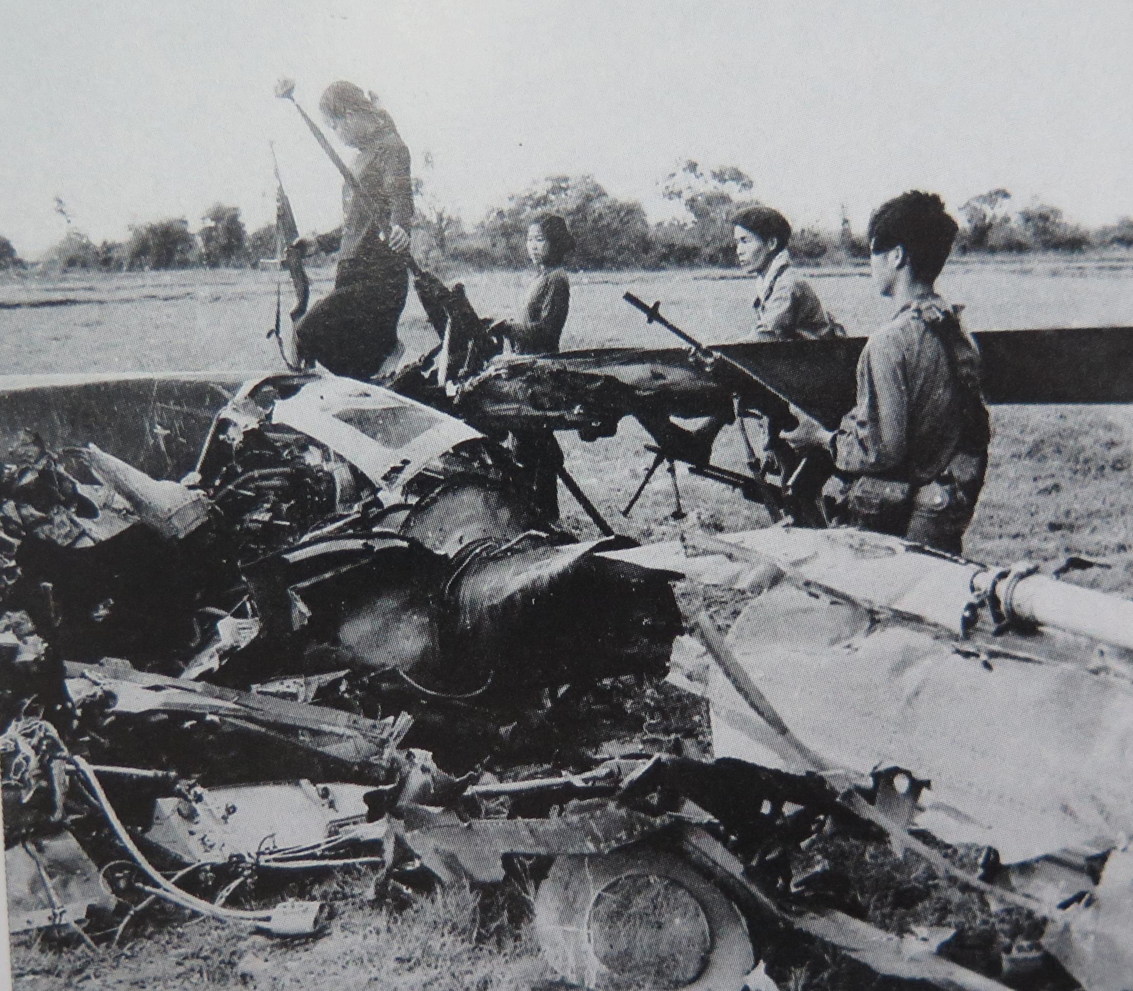Lá cờ cách mạng tung bay trên Thành nội Huế

