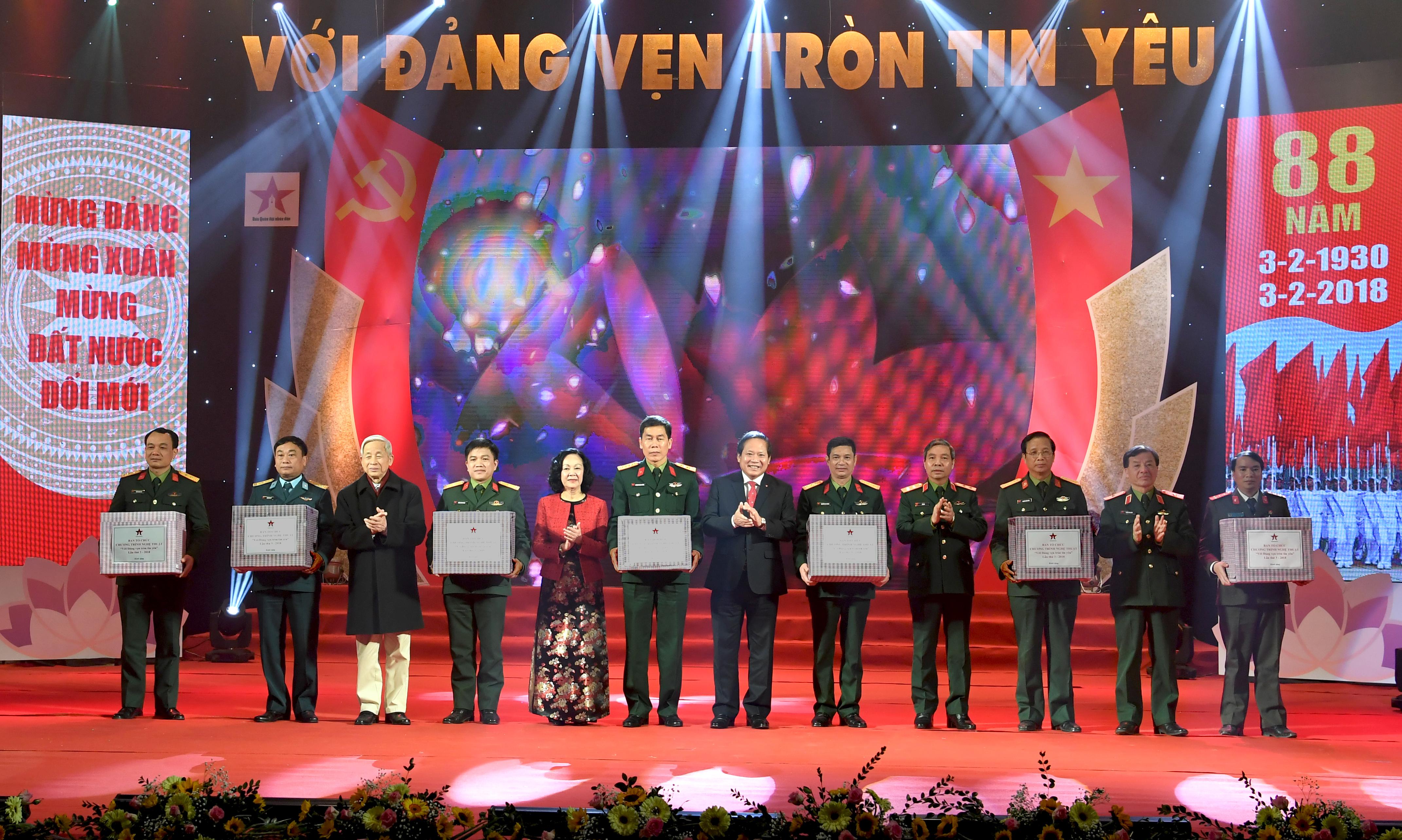 Ánh sáng soi đường đưa ta về chiến thắng…

