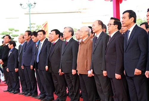 Tổng Bí thư Nguyễn Phú Trọng dâng hương tại Khu tưởng niệm Đồng chí Nguyễn Đức Cảnh   