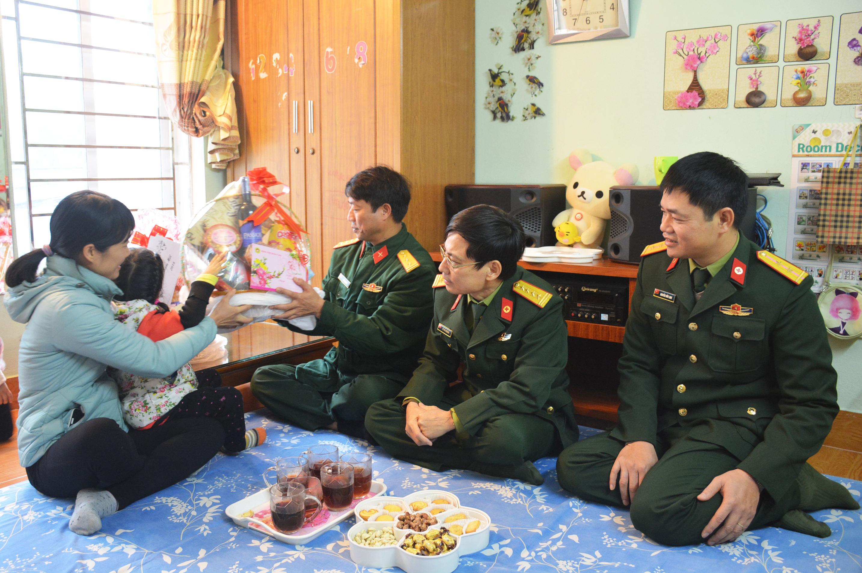 Bệnh viện Quân y 103 thăm hỏi, chúc Tết gia đình cán bộ đang làm nhiệm vụ ở Trường Sa