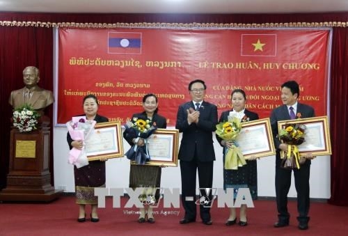 Trao tặng huân chương, huy chương cho cán bộ Ban Đối ngoại Trung ương Đảng Nhân dân Cách mạng Lào