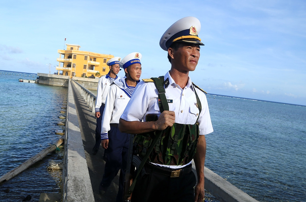 Mùa xuân vững vàng tay súng.