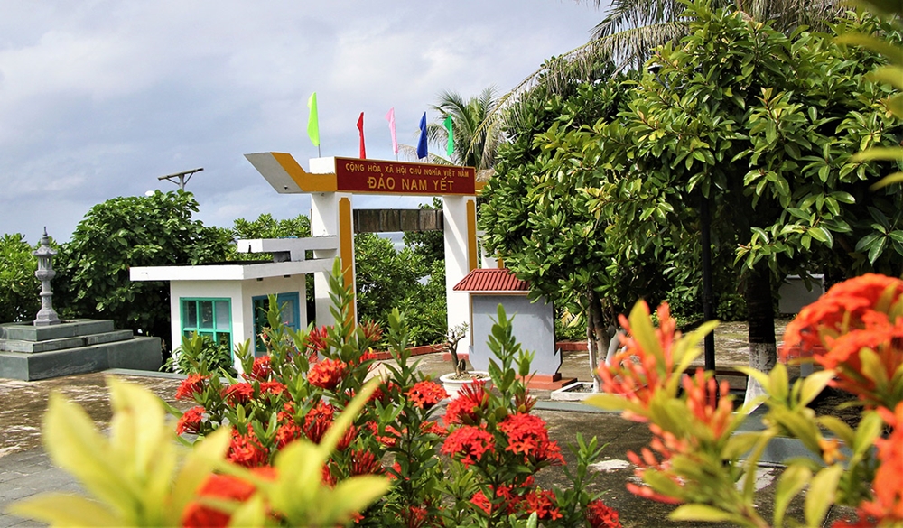 Sắc hoa rực rỡ trên đảo Nam Yết.
