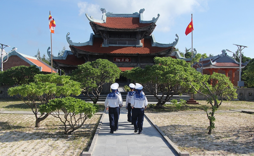 Chiến sĩ đi lễ chùa đầu năm ở đảo Song Tử Tây.