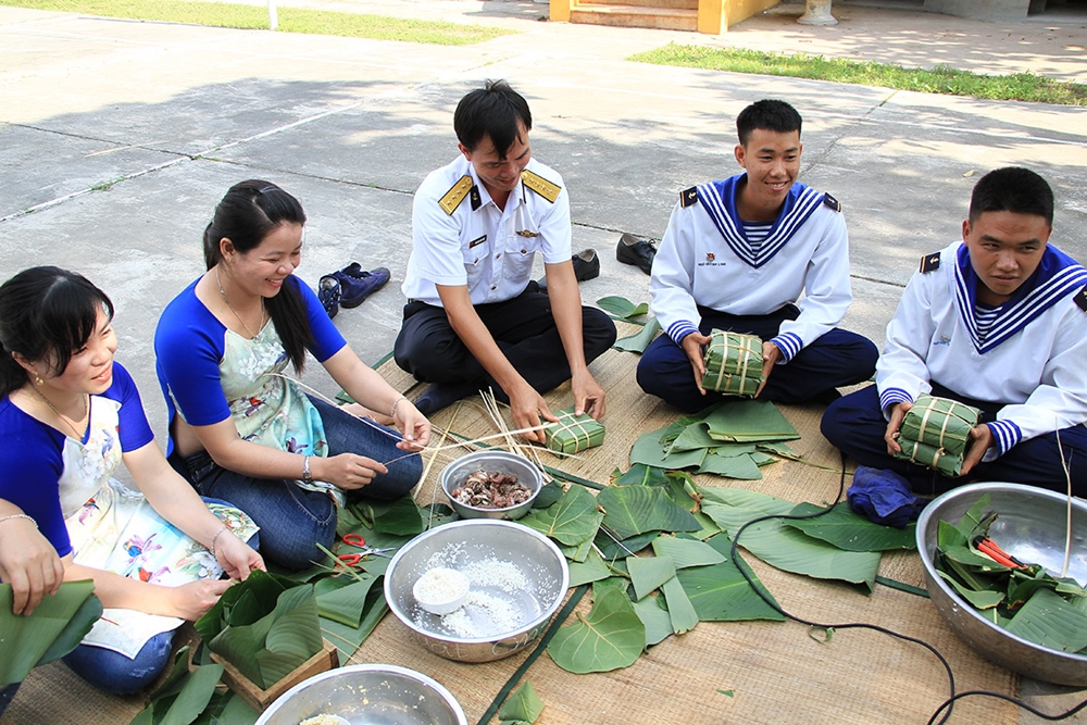 Quân dân Song Tử Tây quây quần gói bánh chưng.