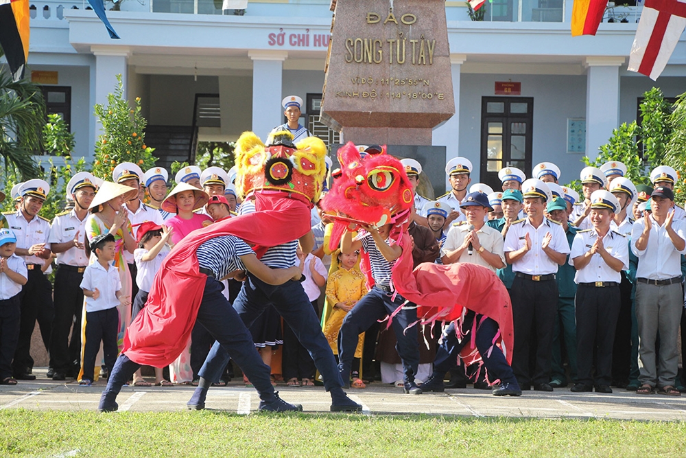 Múa sư tử chào xuân mới.