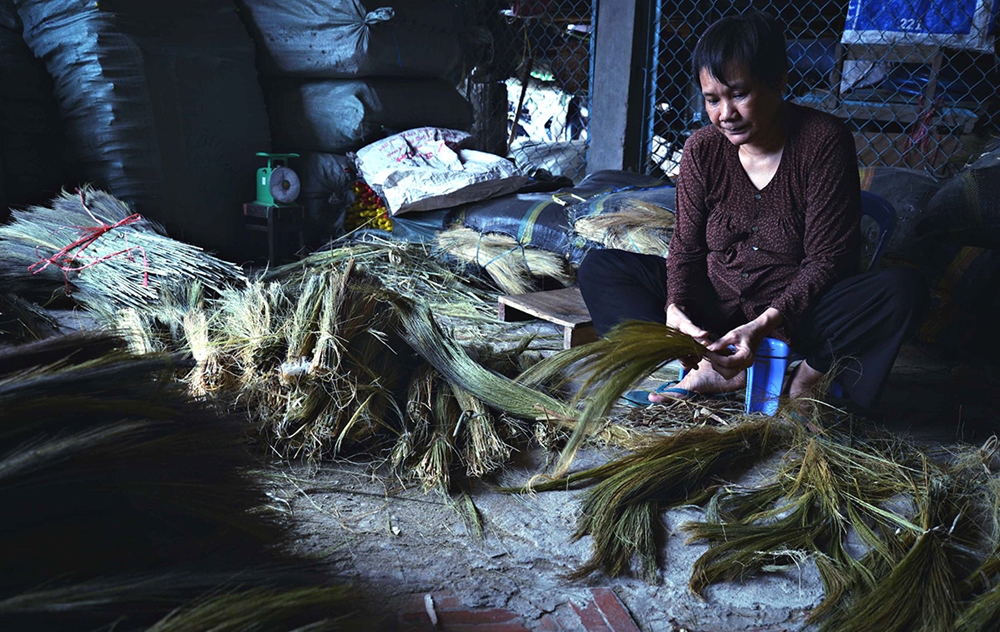 Theo người dân địa phương, những người khởi đầu làm nghề bó chổi bông sậy ở Cồn Nhỏ đều thuộc diện khó khăn, không có đất sản xuất.