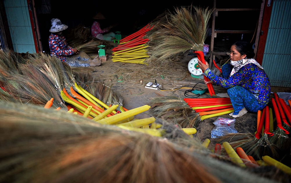 Hiện nay làng nghề có 9 cơ sở sản xuất lớn và hơn 350 cơ sở nhỏ lẻ. Vào dịp Tết, mỗi ngày làng nghề cung cấp cho thị trường khoảng 50.000 cây chổi thành phẩm.