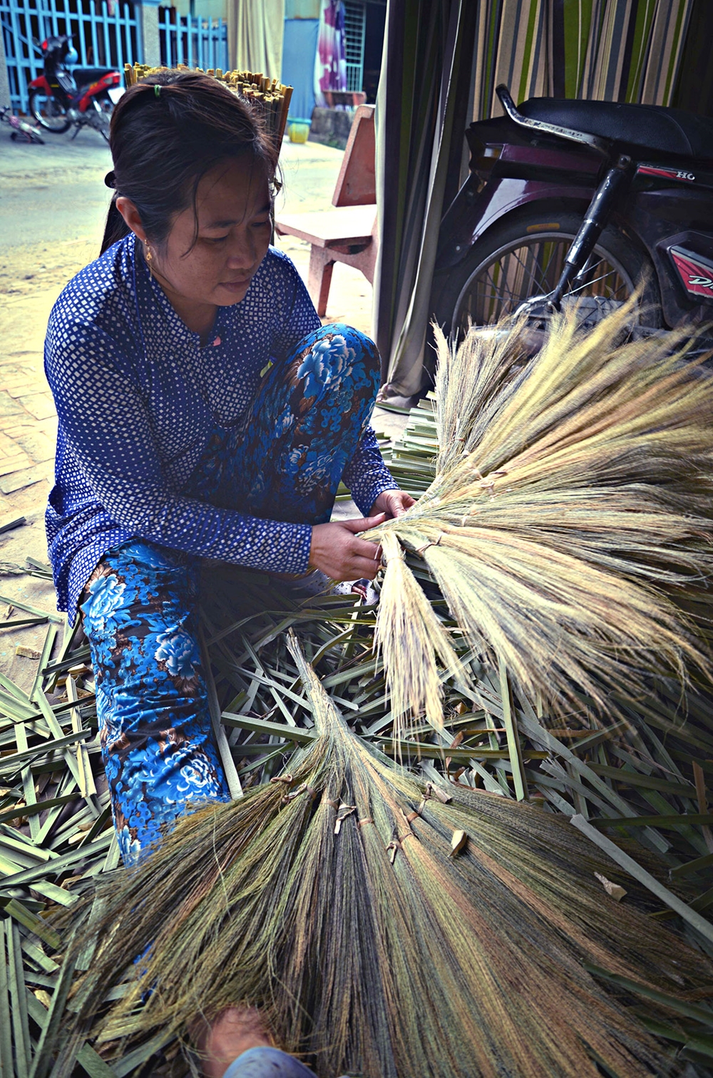 Vào vụ Tết, người dân trong xã ai cũng có thể tham gia bó chổi, thu nhập bình quân của mỗi lao động khoảng 300.000 đồng/ngày.