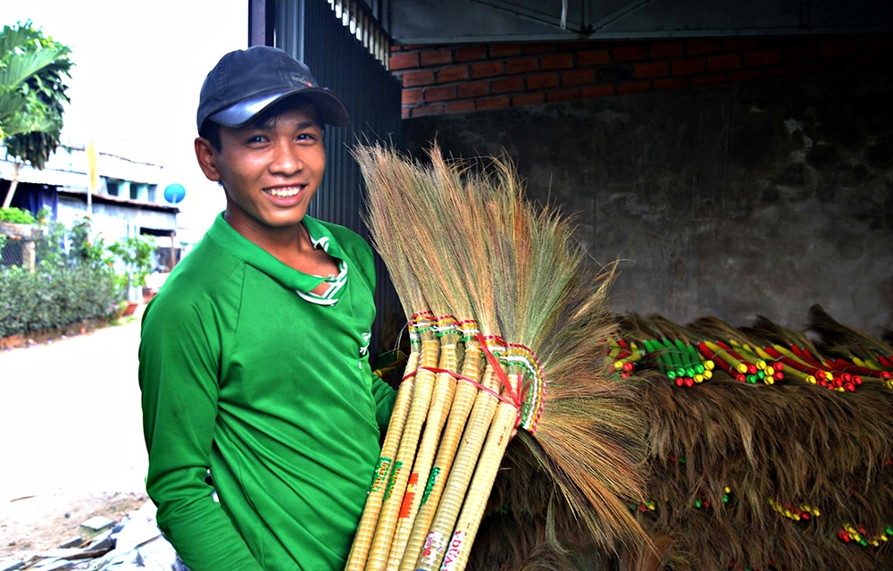 Bông sậy phải qua nhiều công đoạn xử lý mới bó được chổi…