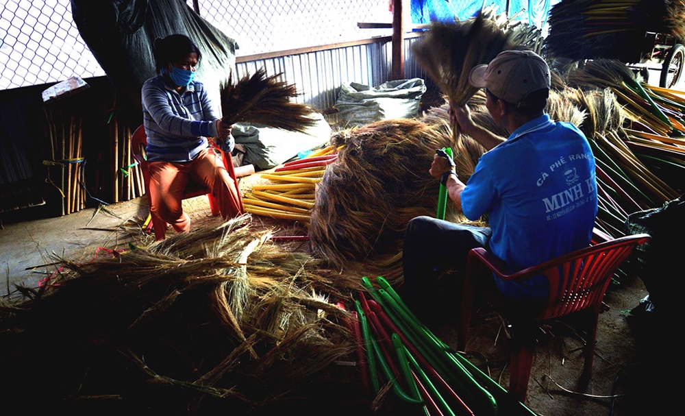 Để có được những cây chổi thành phẩm với mẫu mã đẹp, người trực tiếp sản xuất cũng trải qua nhiều vất vả.